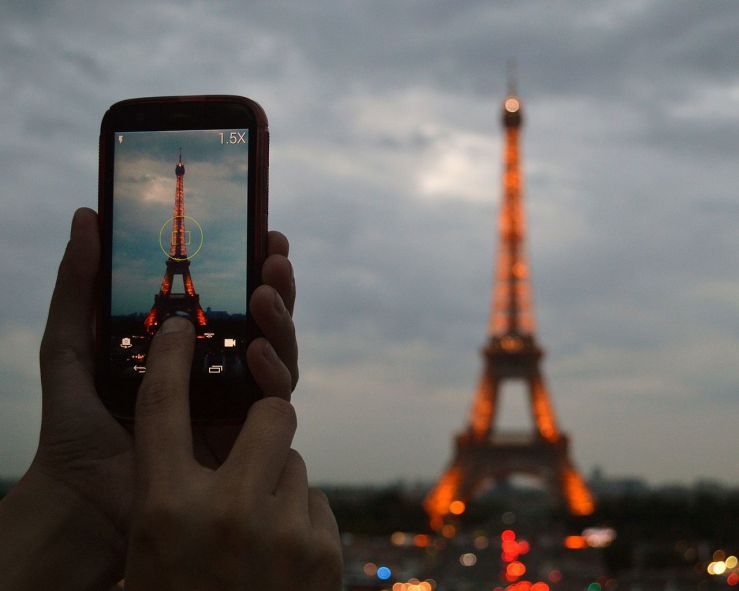 Photographing_the_Eiffel_Tower_at_dusk
